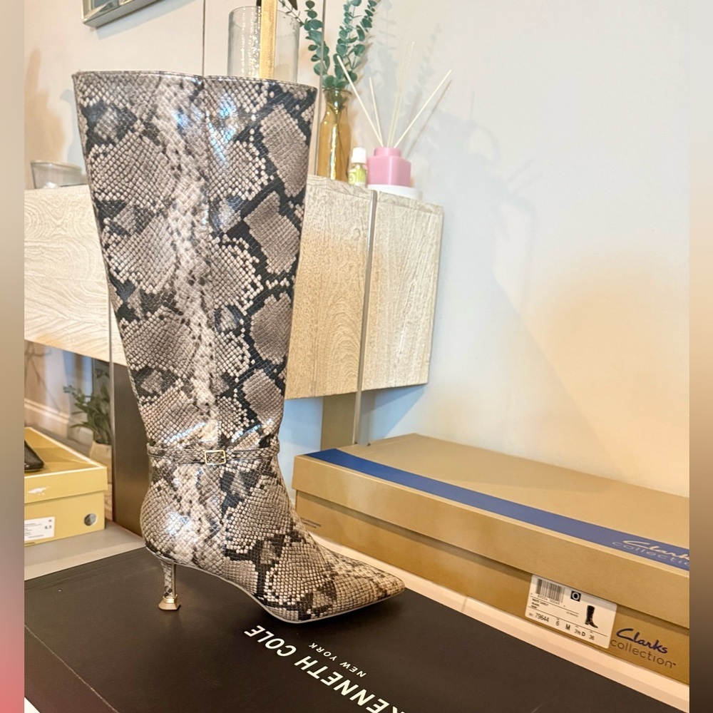 🚨🔻Kenneth Cole New York Knee-High Boots Utah | Size 6 | Taupe Snake | NWB - Picture 4 of 5
